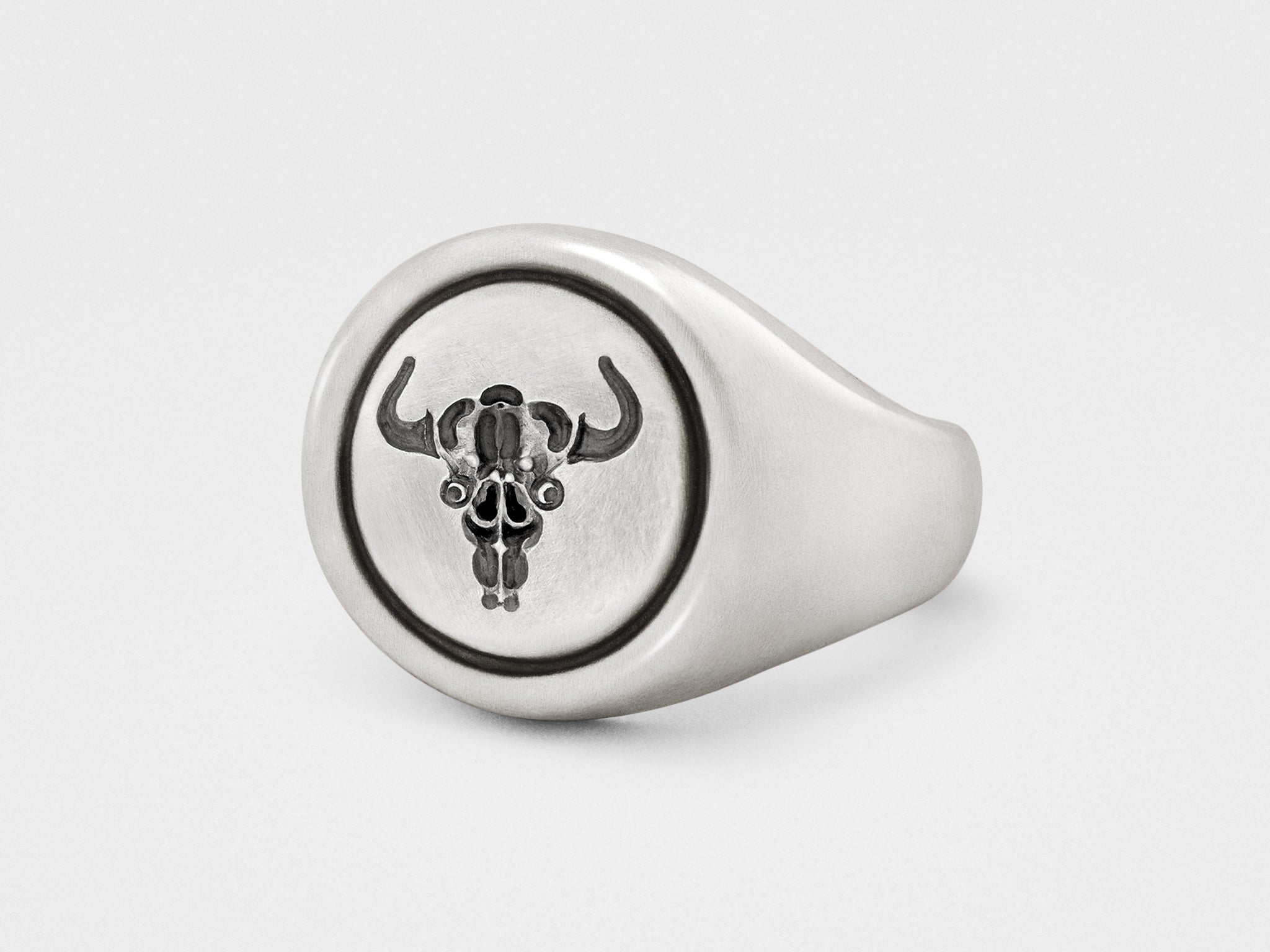 Anello con sigillo a forma di teschio di toro in argento