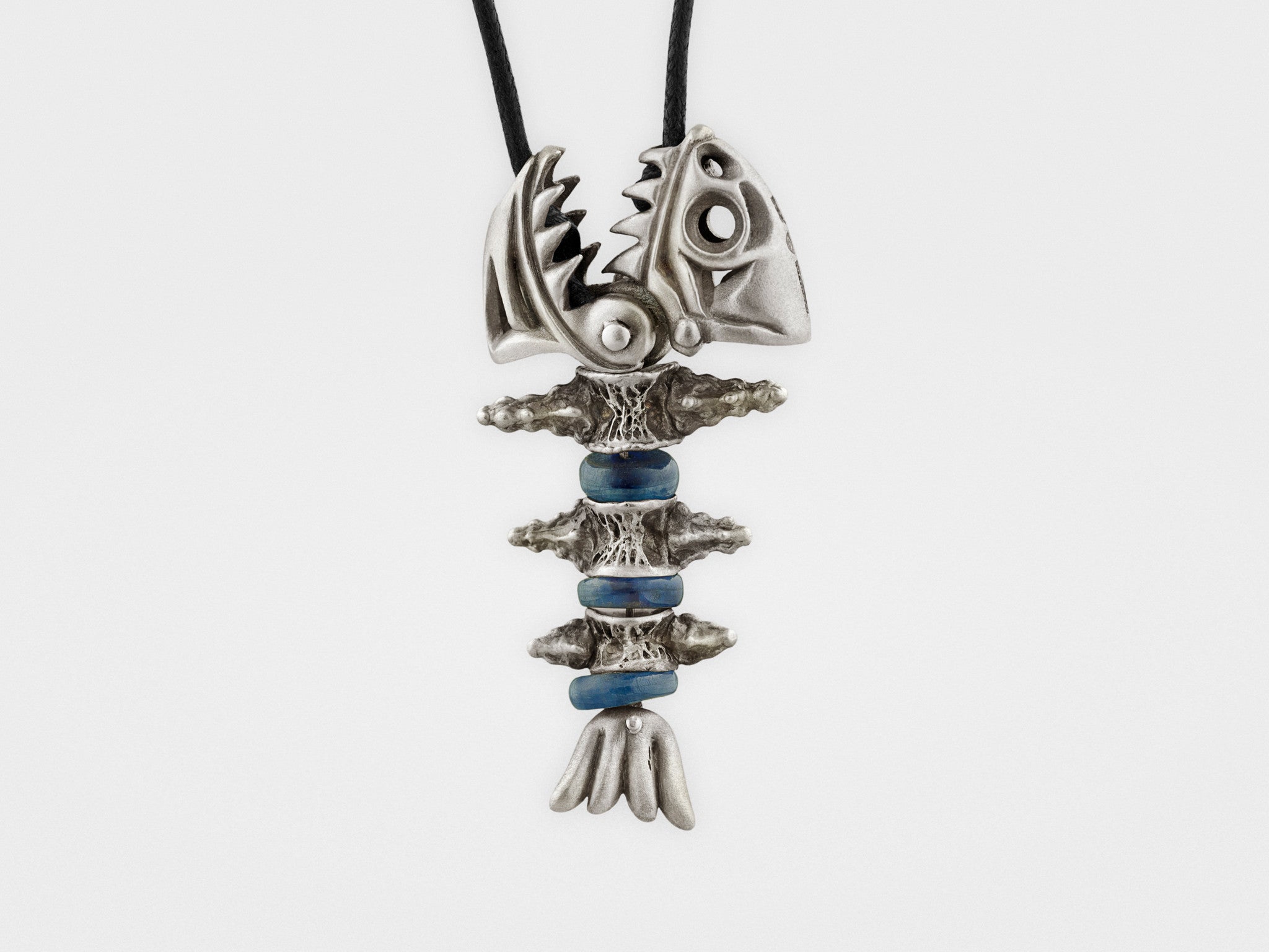 Collana con ciondolo a forma di cuore intrecciato